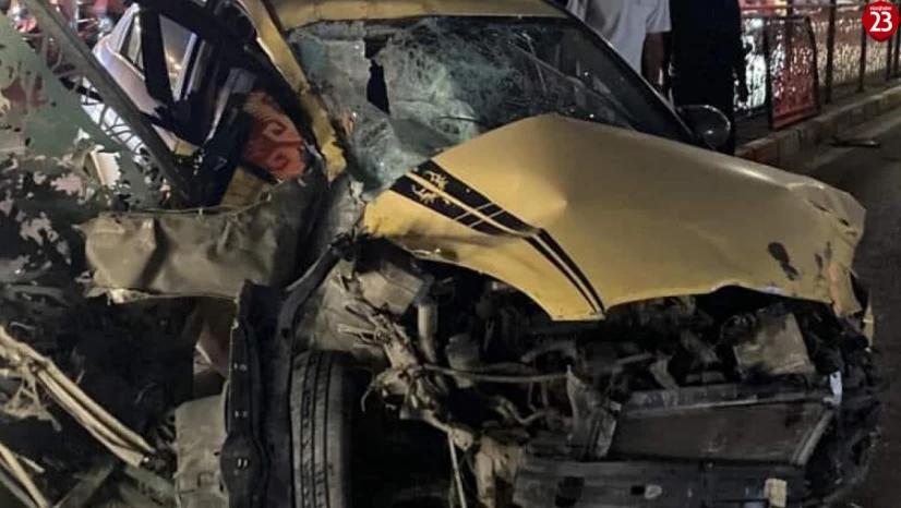Elazığ'da otomobil refüjdeki bariyerlere çarptı: 1 yaralı