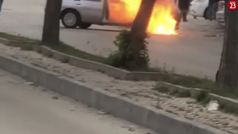 Elazığ'da park halindeki araç alev alev yandı