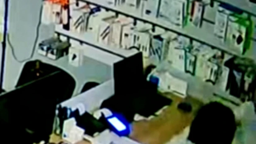 Elazığ'da Türk Telekom Bayisine Gece Yarısı Hırsız Girdi: 6 Dakikada Soygun