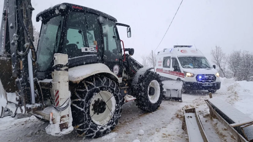 Elazığ'da Yolda Kalan Ambulans Kurtarıldı