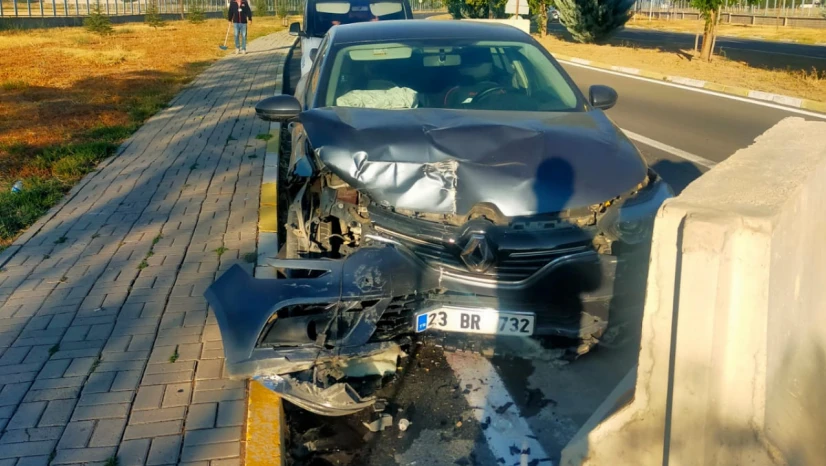 Elazığ Havalimanı Girişinde Kaza: Otomobil Güvenlik Bariyerine Çarptı