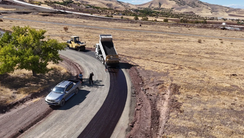 Elazığ İl Özel İdaresi 3 Günde 2,2 Kilometrelik Köy Yolunu Tamamladı