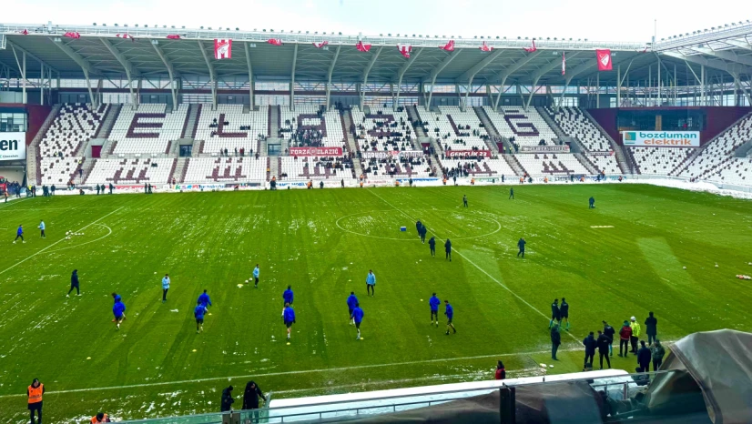 Elazığspor Maçı İçin Gece Mesaisi: Zemin Maça Hazırlandı