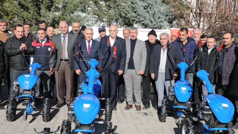 Kovancılar'da 70 Üreticiye Daha Çapa Makinesi Desteği