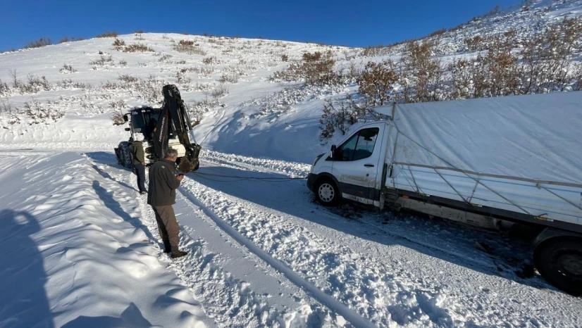 Kovancılar'da şarampole düşen hayvan taşıma aracı ekipleri alarma geçirdi