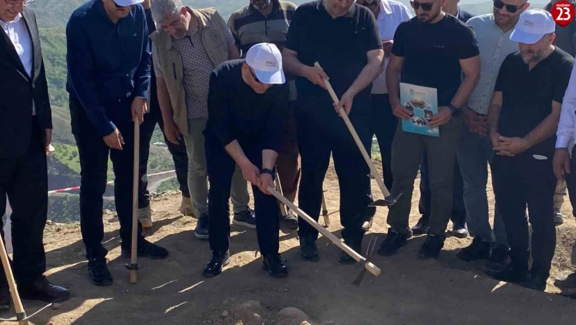 Vali Hatipoğlu, 3 bin yıllık tarihi Palu Kalesi için ilk kazmayı vurdu