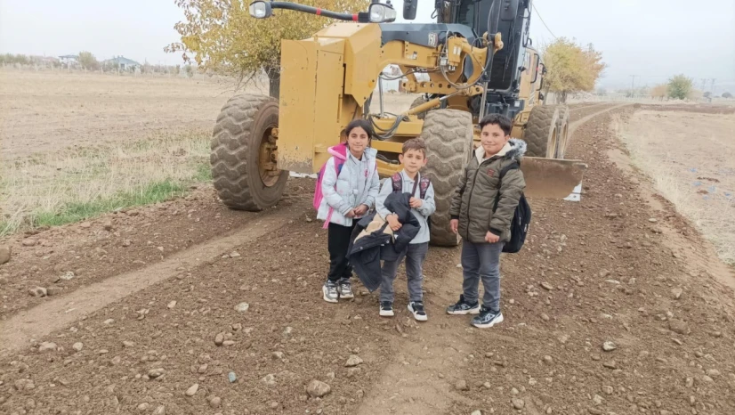 Yoğun Çamur Öğrencilerin Yolunu Kapatmıştı: İl Özel İdaresi Harekete Geçti