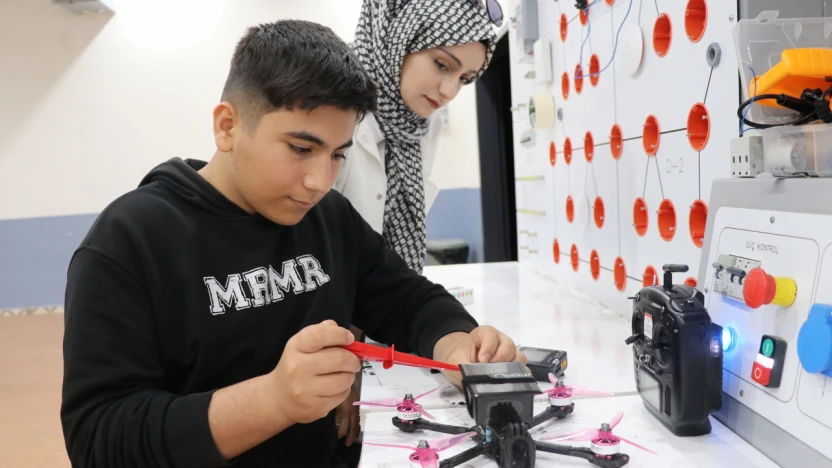 Adıyamanlı Depremzede Öğrenci Kaybettiği Öğretmeni Anısına Güneş Panelli Dron Tasarladı
