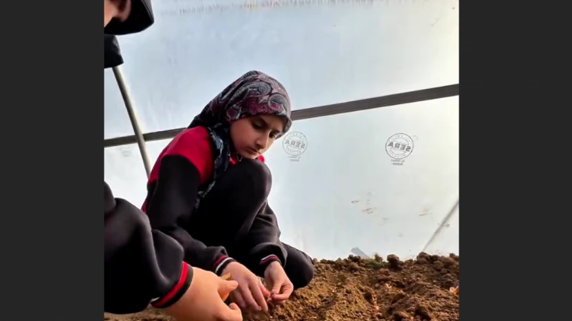 Arıcak'ta 'Minik Eller Toprakla Buluştu' Projesi: Okul Bahçesi Eğitim Serasına Dönüştü