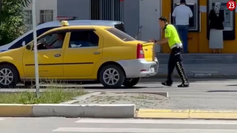Elazığ'da Bozulan Taksiye Polis Eli Uzandı: Dakikalar İçinde Yardım Ettiler