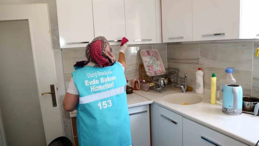 Elazığ Belediyesi yaşlı, kimsesiz ve engelli vatandaşların yanında olmaya devam ediyor