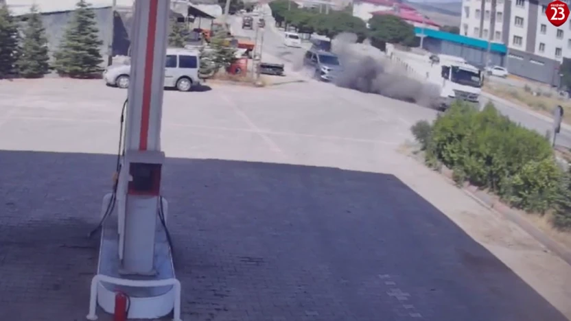 Elazığ-Bingöl Karayolunda Korkutan Kaza! Lastiği Patlayan Kamyon Tel Örgülere Çarptı