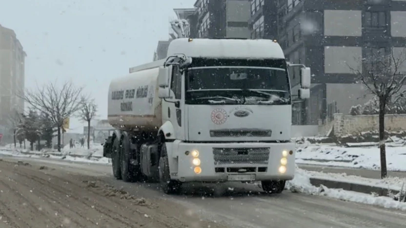 Elazığ'da 140 ton tuzla yollar açıldı: Gece boyu kar mesaisi