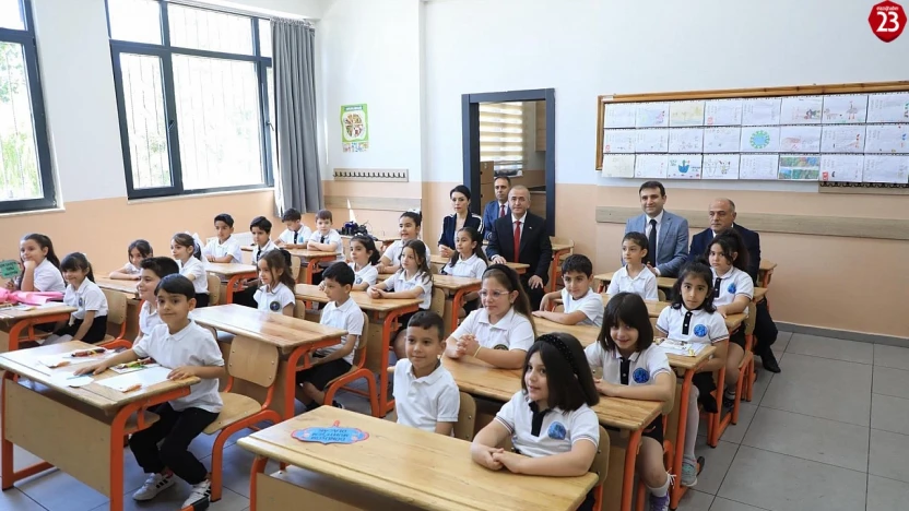 Elazığ'da 2024-2025 Eğitim Öğretim Yılı Karneleri Dağıtıldı: 122 Bin Öğrenci Karne Heyecanı Yaşadı