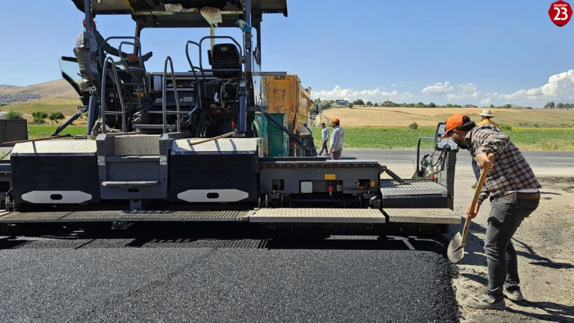Elazığ'da 39 Derece Sıcaklıkta Asfalt Mesaisi