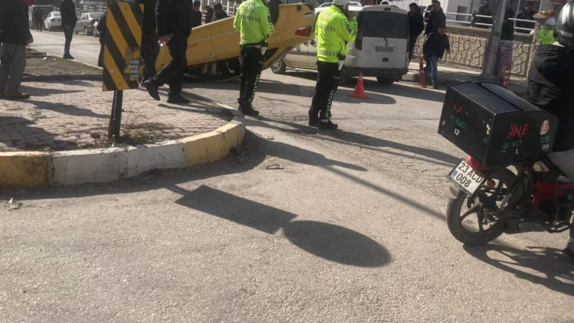 Elazığ'da Beton Mikseri ile Çarpışan Ticari Taksi Ters Döndü: 1 Yaralı