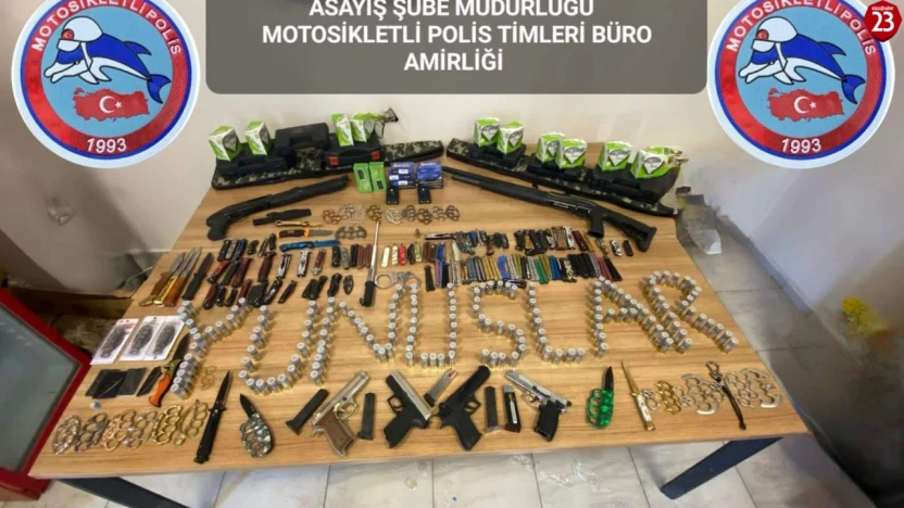 Elazığ'da Cephanelik Gibi Ev! Çok Sayıda Ruhsatsız Silah ve Kesici Alet Ele Geçirildi