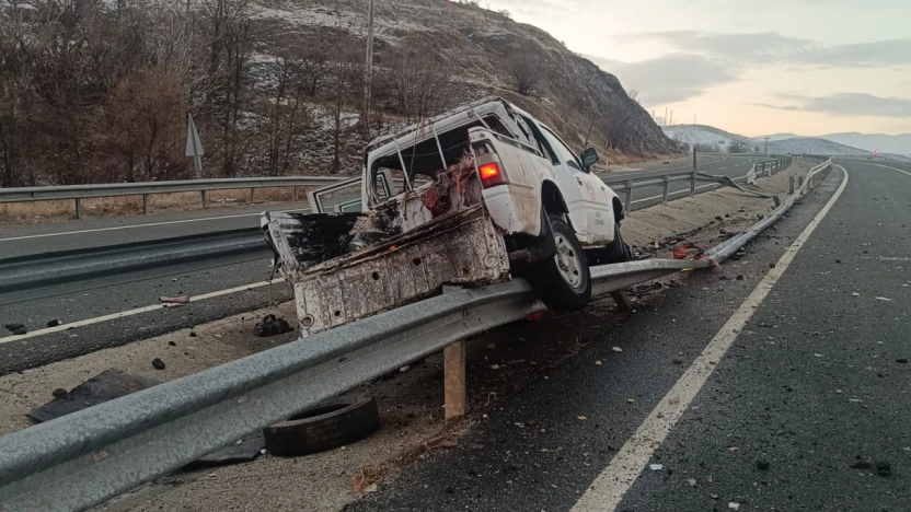 Elazığ'da İl Özel İdaresi Aracı Kaza Yaptı: 4 Yaralı