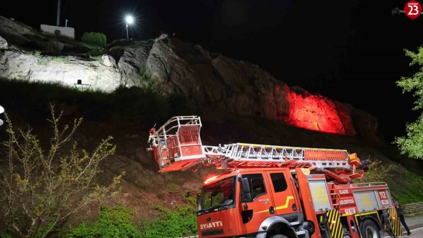 Elazığ'da kayalıklara çıkarak atlamak isteyen şahsı ekipler ikna etti