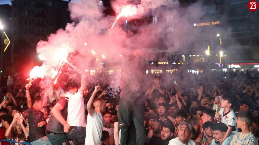 Elazığspor Taraftarı Cumhuriyet Meydanı'nda Tek Yürek Oldu: Binlerce Kişi Dev Ekranda Vanspor Maçını İzledi