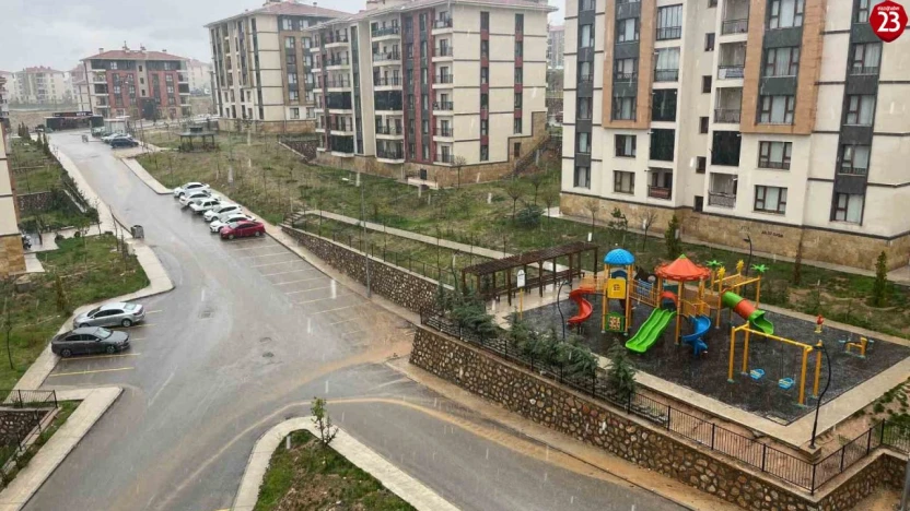 Elazığ'da Sağanak Yağış Hayatı Olumsuz Etkiledi! Meteoroloji'den Kuvvetli Yağış Uyarısı