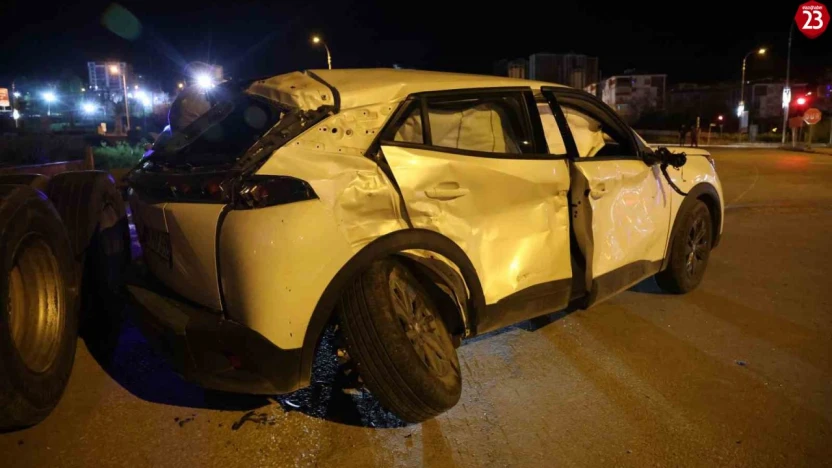 Elazığ'da tır ile otomobil çarpıştı: 4 yaralı