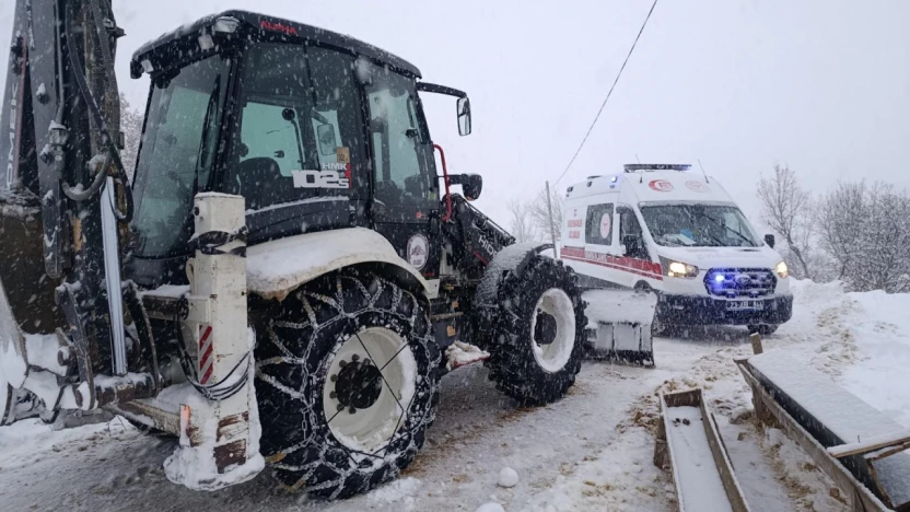 Elazığ'da Yolda Kalan Ambulans Kurtarıldı