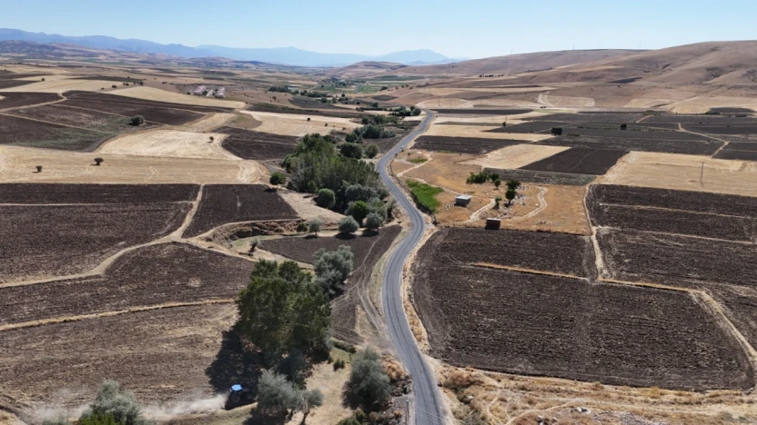 Elazığ İl Özel İdaresi Kırsalda Asfalt Çalışmalarına Hız Verdi: Köy Yolları Yenileniyor!