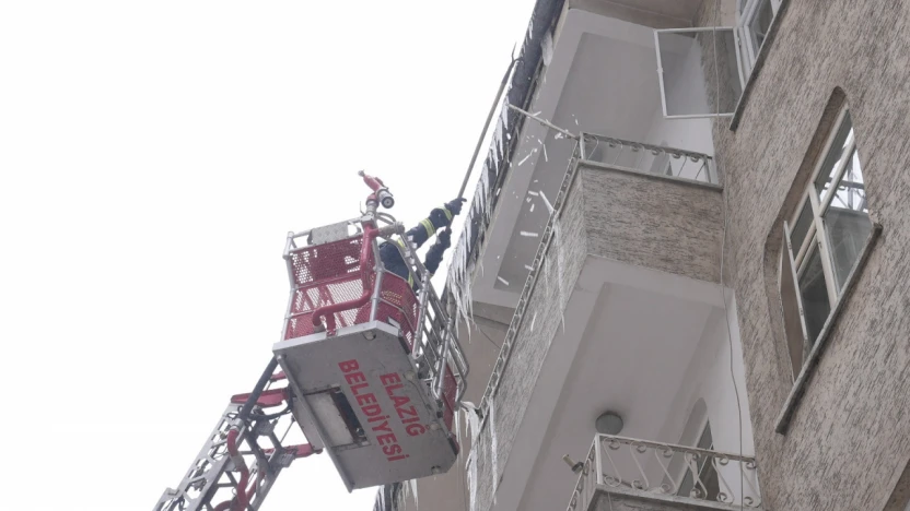 Elazığ İtfaiyesi'nden Buz Sarkıtlarına Karşı Yoğun Mesai