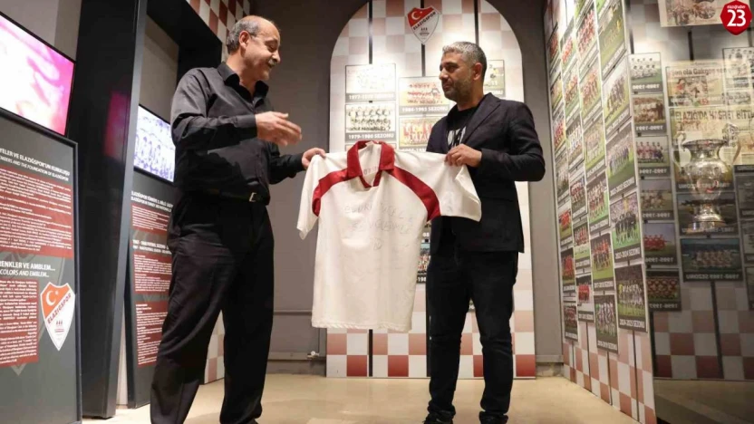 Elazığspor'un ilk kez Süper Lige çıktığı formayı, 23 yıl sonra müzeye bağışladı