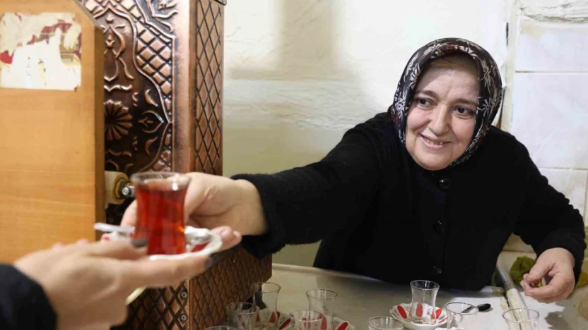 Eşi Öldü, Kadın Haliyle Çay Ocağının Başına Geçti