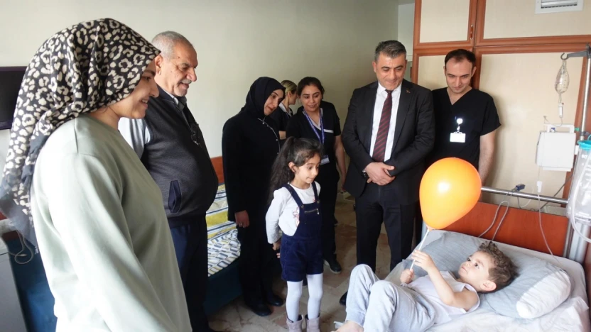 Fırat Üniversitesi Hastanesi'nden Minik Hastalara Karne Sürprizi