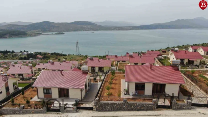 Hem güven hem de huzur veren göl manzaralı deprem konutları