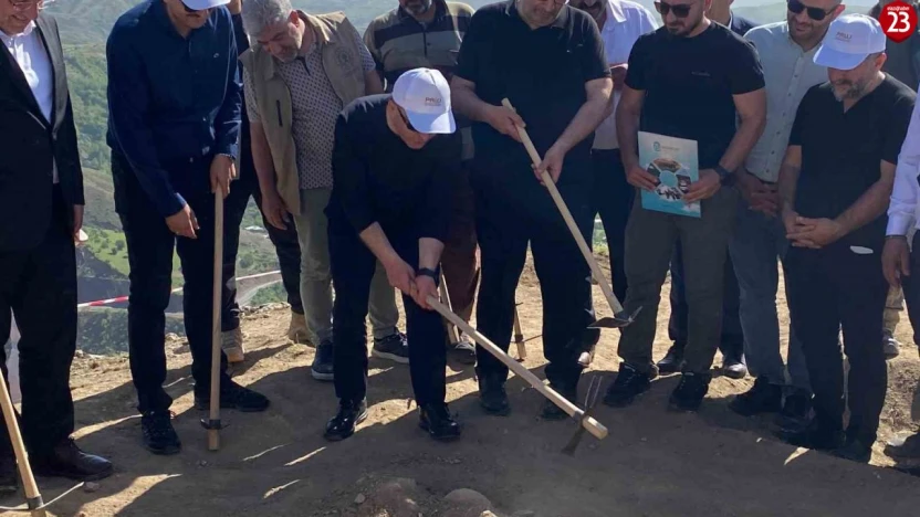 Vali Hatipoğlu, 3 bin yıllık tarihi Palu Kalesi için ilk kazmayı vurdu