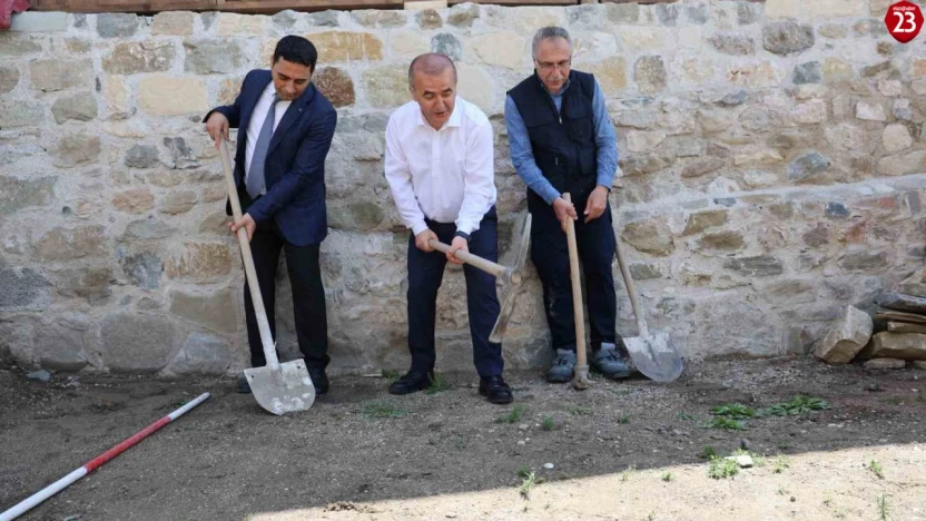 Harput Kalesi'nde 2025 Yılı Kazı Sezonu Başladı: Vali Hatipoğlu İlk Kazmayı Vurdu