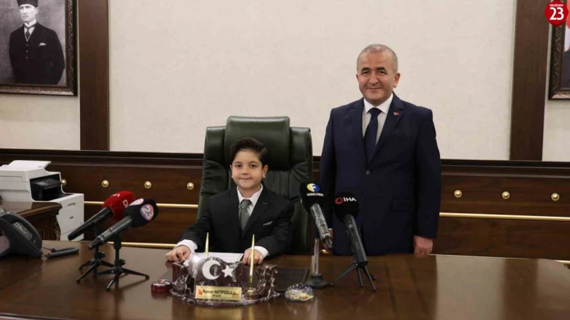 Vali koltuğuna oturan minik Mustafa'nın ilk talimatı emniyet müdürüne oldu