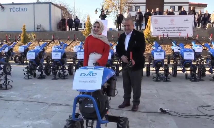 DAP Destekli Proje Kapsamında Baskil'de 100 Üreticiye Çapa Makinesi Dağıtıldı