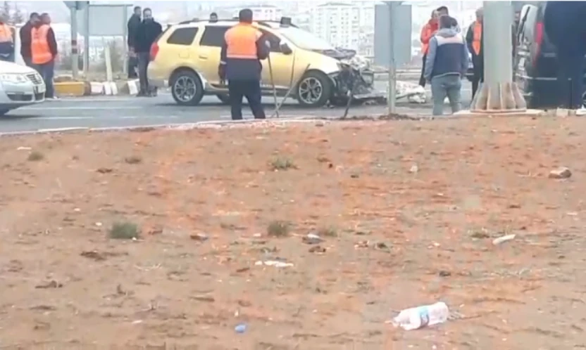 Elazığ 112 Kavşağında Trafik Kazası: Ticari Taksi Kamyona Çarptı