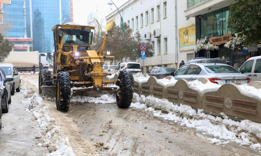 Elazığ Belediyesi'nden Yoğun Kar Mesaisi: İstasyon Caddesi ve Meydanlarda Temizlik Çalışması