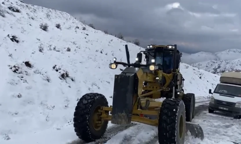 Elazığ'da 111 Köy Yolu Kapandı: Karla Mücadele Sürüyor