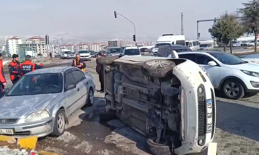 Elazığ'da 112 Kavşağı'nda Kaza: Araç Yan Yattı, 1 Yaralı
