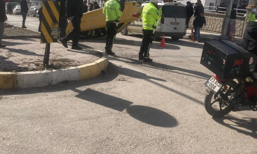 Elazığ'da Beton Mikseri ile Çarpışan Ticari Taksi Ters Döndü: 1 Yaralı