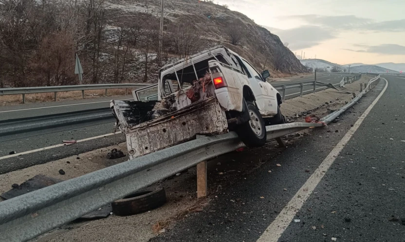 Elazığ'da İl Özel İdaresi Aracı Kaza Yaptı: 4 Yaralı