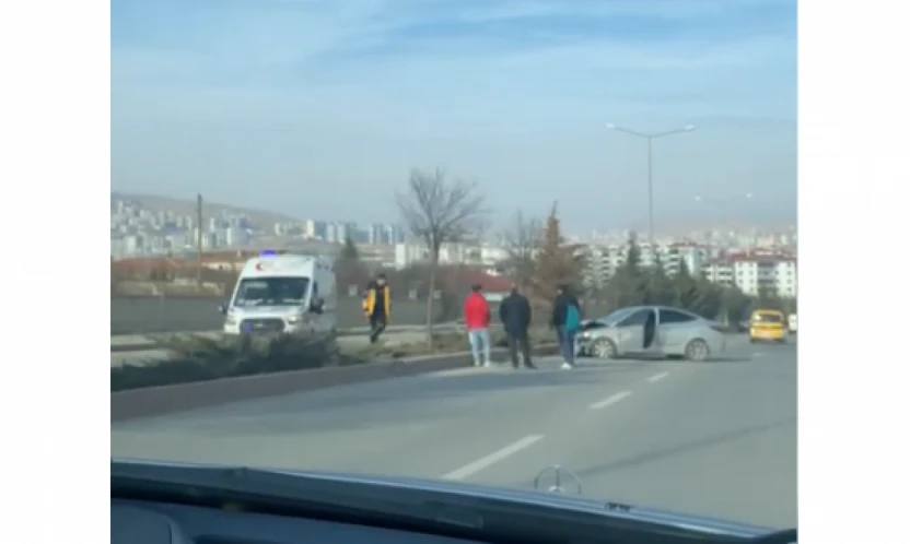 Elazığ'da Kontrolden Çıkan Otomobil Elektrik Direklerine Çarptı: 1 Yaralı