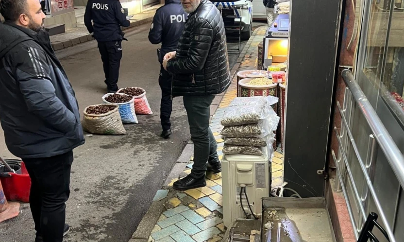 Elazığ'da Örnek Davranış: Esnaf Bulduğu Parayı Polis Ekiplerine Teslim Etti
