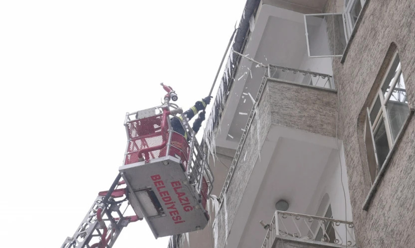 Elazığ İtfaiyesi'nden Buz Sarkıtlarına Karşı Yoğun Mesai