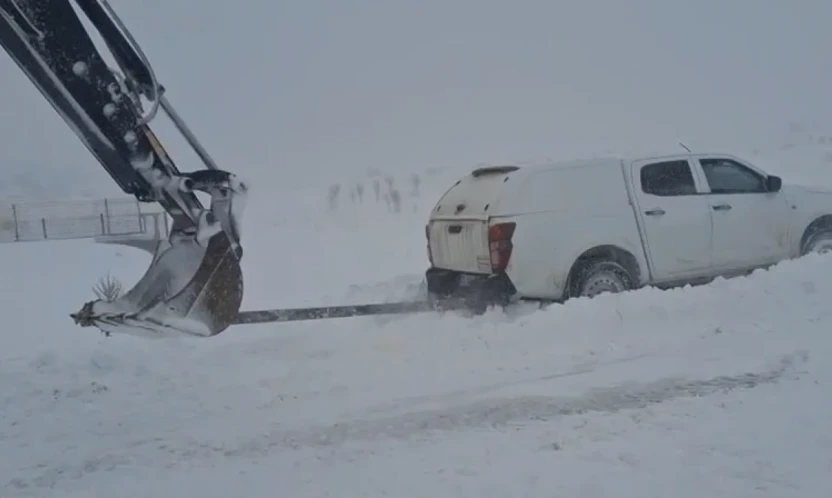 Elazığ Sivrice'de Kara Saplanan Araçlar Kurtarıldı