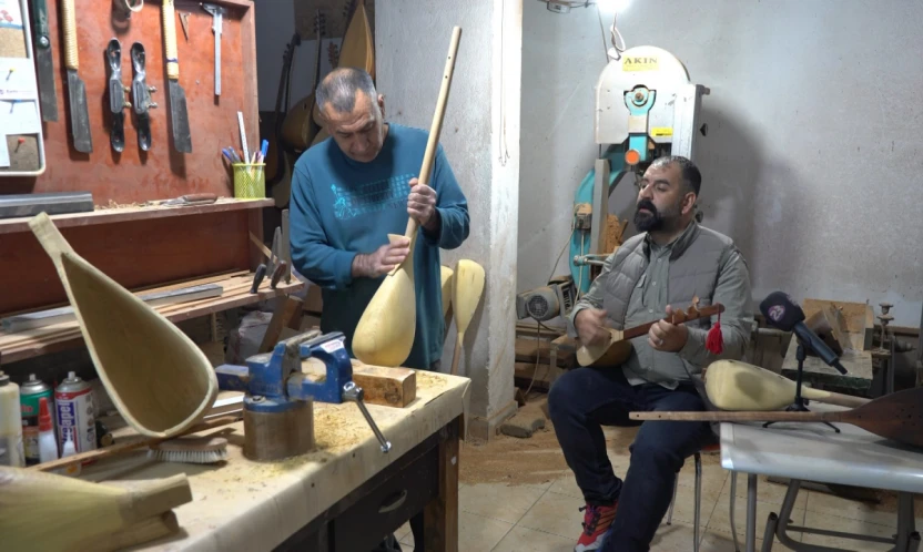 Elazığlı Usta Mehmet Karakurt: 30 Yıllık Emeğiyle Saz, Cura ve Kopuz Geleneğini Dünyaya Taşıyor