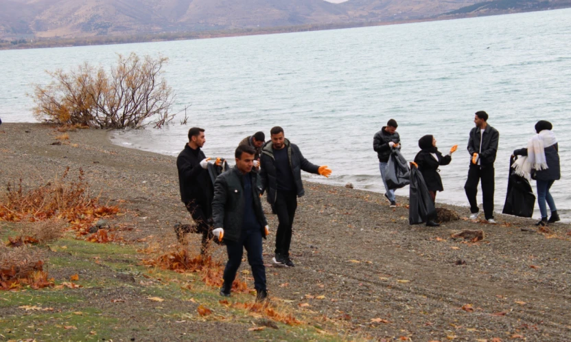 Fırat Üniversitesi Öğrencilerinden 'Sivrice Hazar Gölü Nefes Alsın' Projesi