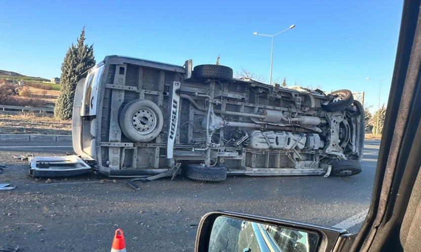 Güneyçevre Yolu Terminal Kavşağı'nda Kaza: Minibüs Devrildi, Yaralılar Var